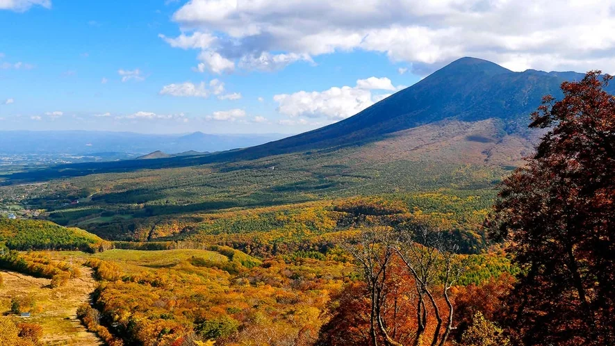 紅葉の八幡平と岩手山の眺め